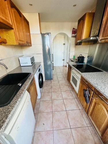 Il comprend une cuisine équipée d'un réfrigérateur. dans l'établissement Très bel appartement Nice vue mer, à Nice