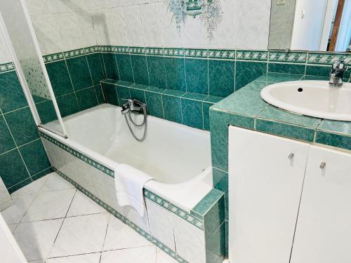une salle de bain avec une baignoire et un lavabo dans l'établissement Très bel appartement Nice vue mer, à Nice