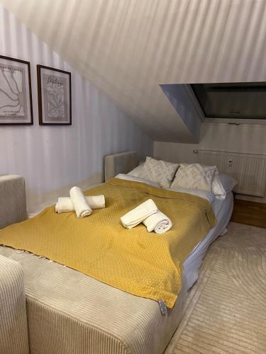 a bedroom with a bed with towels on it at 2-Zimmer Apartment - Zentral über den Dächern von Aschaffenburg - 5 min vom HBF - Gegenüber City Galerie in Aschaffenburg