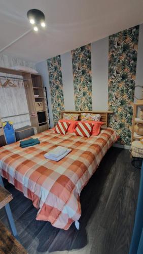 une chambre avec un grand lit avec des oreillers rouges dans l'établissement Vue sur mer et baie de la ciotat, à La Ciotat