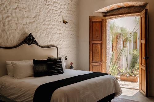 Postel nebo postele na pokoji v ubytování Orchid House San Miguel de Allende