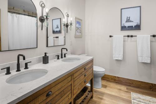a bathroom with two sinks and a toilet at Shawnee Ridge Lodge in Banner Elk