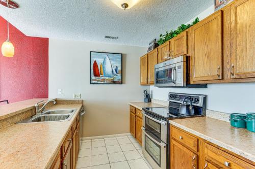Dapur atau dapur kecil di Patio, Views and Pools Lake of the Ozarks Condo!