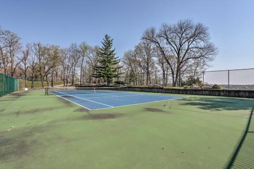 Tenis dan/atau kemudahan skuasy di Patio, Views and Pools Lake of the Ozarks Condo! atau berdekatan