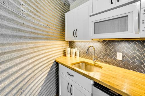 a kitchen with a sink and a microwave at 9 Mi to Dtwn Granbury Getaway with Water Views in Weatherford