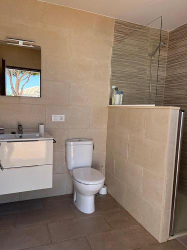 un bagno con un water e un lavandino di Rincón del mar a Novo Sancti Petri