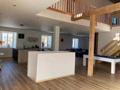 - un salon avec une table blanche dans une pièce dans l'établissement Gîte La Grange, à Germéfontaine