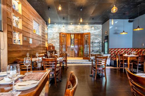 a restaurant with wooden tables and chairs and a dining room at Hotel Royal Victoria in Victoria