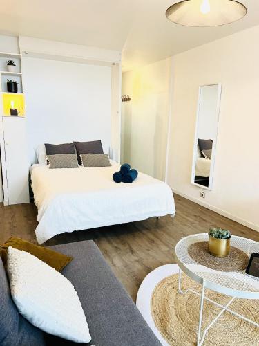 un salon avec deux lits et un canapé dans l'établissement Les Deux Phares, à Les Sables-dʼOlonne