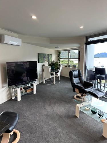 Televiisor ja/või meelelahutuskeskus majutusasutuses Picton Waterfront Apartments