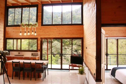 a dining room and kitchen with a table and chairs at Casa Buena Vista San Gerardo de Dota in San Gerardo de Dota