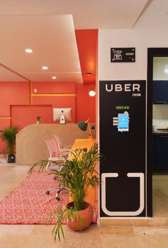 an uber machine in an office with a table and chairs at NoraCentral in Guadalajara