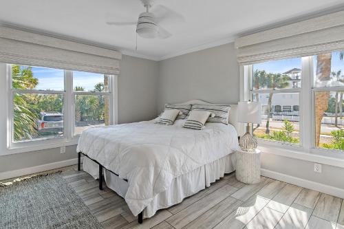 Postel nebo postele na pokoji v ubytování A Veranda Unit At Destin Pointe Resort