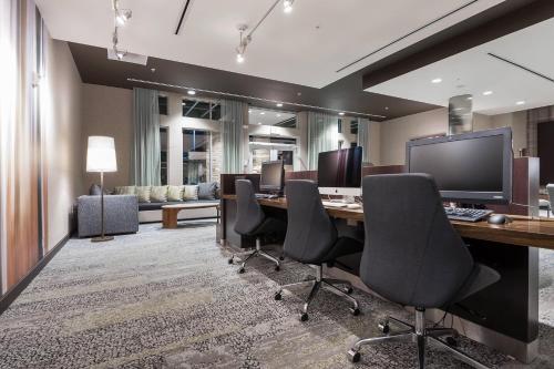 un bureau avec un bureau, des chaises et un ordinateur dans l'établissement Courtyard by Marriott Ardmore, à Ardmore