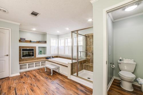 La salle de bains est pourvue d'une baignoire, d'une douche et de toilettes. dans l'établissement Benton Vacation Rental Near Kentucky Lake!, à Benton