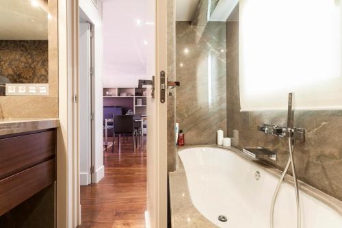 Spacious Apartment with Views of Plaza de España & María Luisa Park photo 11