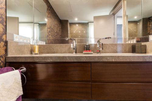 Spacious Apartment with Views of Plaza de España & María Luisa Park photo 17