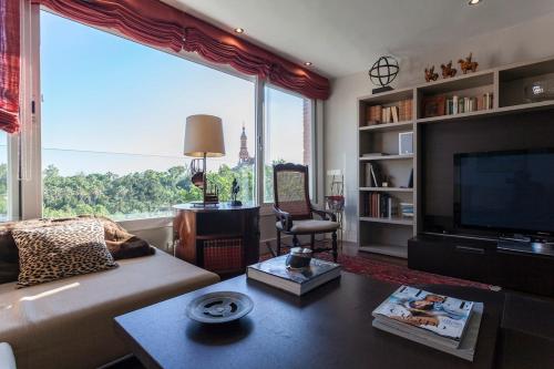 Spacious Apartment with Views of Plaza de España & María Luisa Park