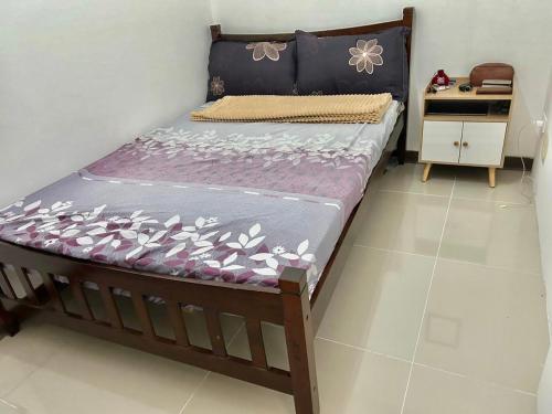 Ένα ή περισσότερα κρεβάτια σε δωμάτιο στο A cozy condo within the center of Manila