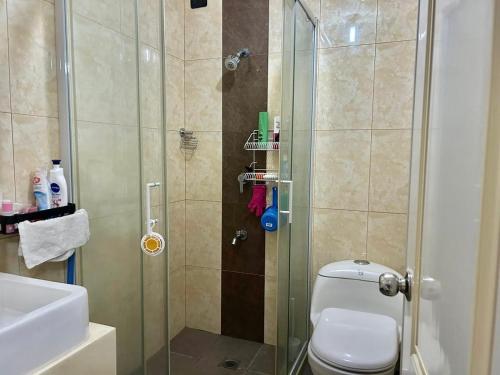 Ένα μπάνιο στο A cozy condo within the center of Manila