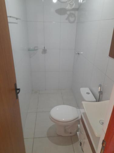 ein weißes Badezimmer mit Toilette und Waschbecken in der Unterkunft Encanto de Tatuamunha in Pôrto de Pedras