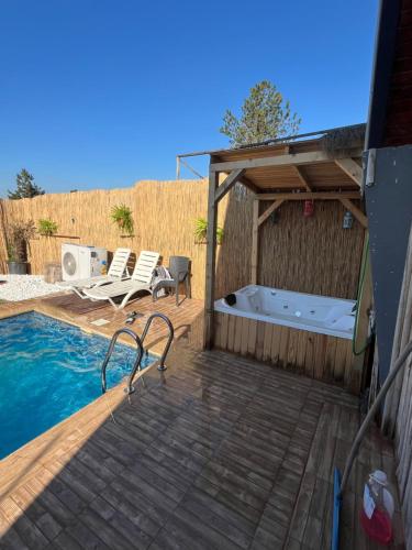 bañera de hidromasaje en una terraza de madera junto a la piscina en DREAM DELUXE SAPANCa, en Sapanca