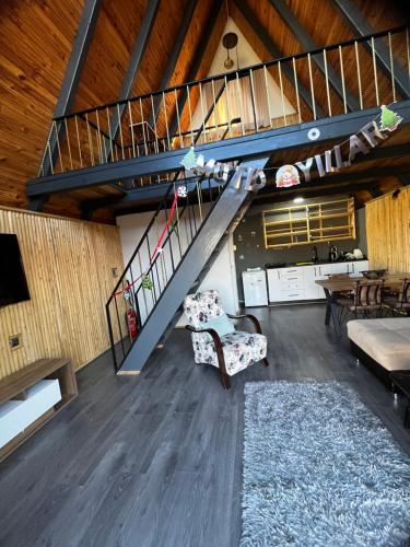 una sala de estar con una escalera en una casa en DREAM DELUXE SAPANCa, en Sapanca