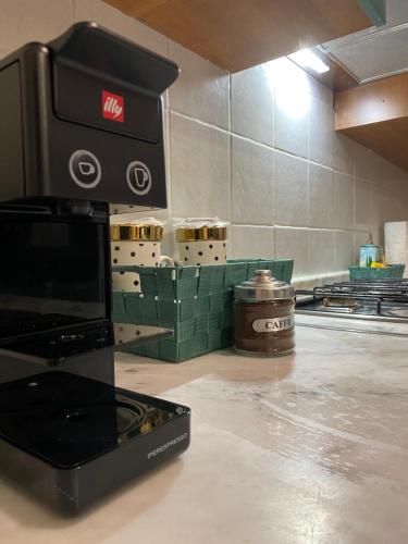 a microwave oven sitting on top of a kitchen counter at Domvs Erminia in La Spezia