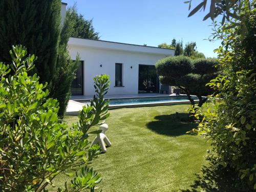 アレスにあるVilla LOUNA 3 chambresの庭付きの家