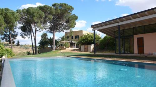 una piscina frente a una casa en Tenuta Bartoli Maison de Charme, en Mazzarino