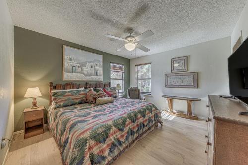 Ένα ή περισσότερα κρεβάτια σε δωμάτιο στο 1 Mi to Downtown Ruidoso Peaceful Forested Cabin!