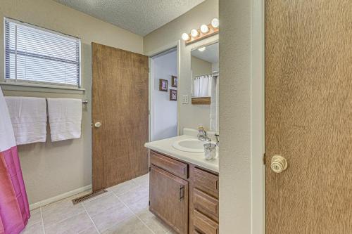 Ένα μπάνιο στο 1 Mi to Downtown Ruidoso Peaceful Forested Cabin!