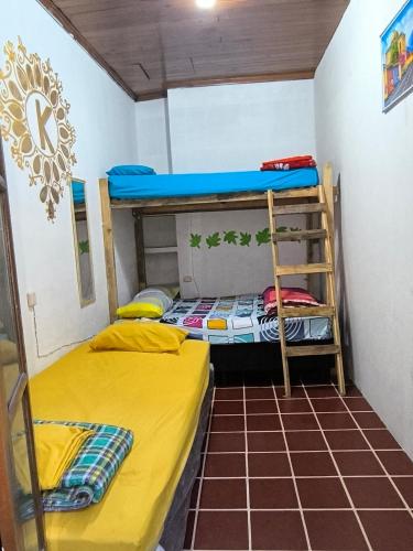 Ένα ή περισσότερα κρεβάτια σε δωμάτιο στο Karim Hostel