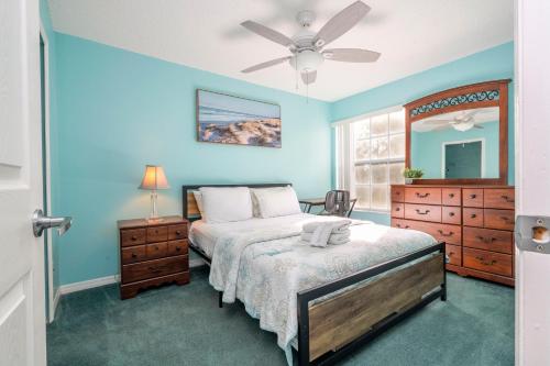 Un dormitorio con una cama y un ventilador de techo. en Beautiful cozy Retreat near Disney - spacious condo, en Kissimmee