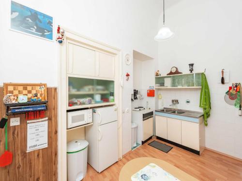 Two Stars Two Beds Downtown Apartment - One-Bedroom Apartment