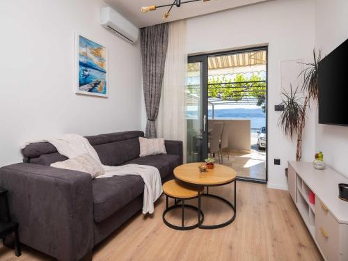 Apartment Tomas with balcony and sea view
