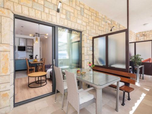 Apartment Tomas with balcony and sea view