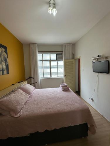 リオデジャネイロにあるPraia do Flamengoの大きなベッドと窓のある寝室