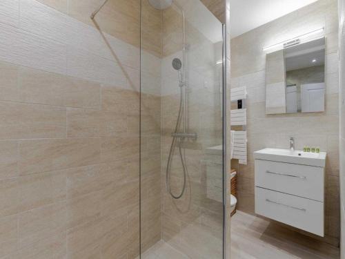 une salle de bain avec douche et lavabo dans l'établissement Modern apartment -1BR-4P- Saint-Germain-des-Prés, à Paris