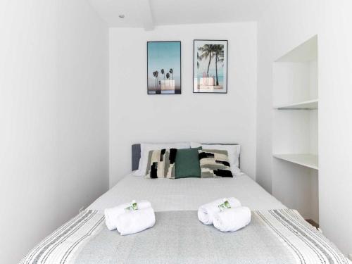 une chambre avec un lit avec deux serviettes dessus dans l'établissement Modern apartment -1BR-4P- Saint-Germain-des-Prés, à Paris