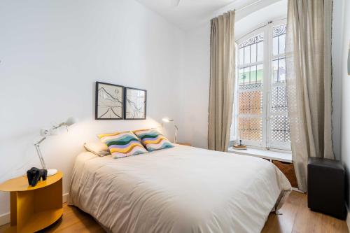 Un dormitorio con una cama grande y una ventana en Casa Miraya, en Almería