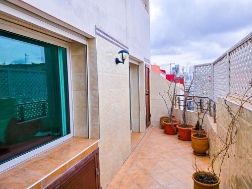 Spacious & chic - 3 min from Casa City Finance " CFC "にあるバルコニーまたはテラス
