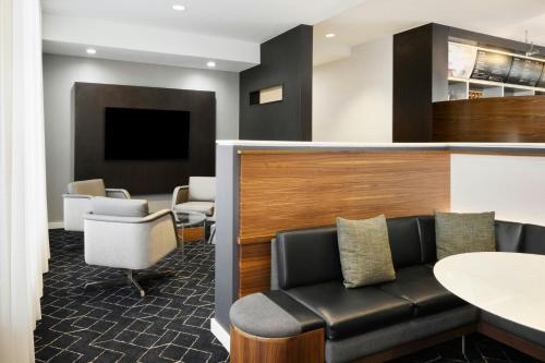 TV a/nebo společenská místnost v ubytování Courtyard by Marriott Atlanta Duluth/ Gwinnett Place