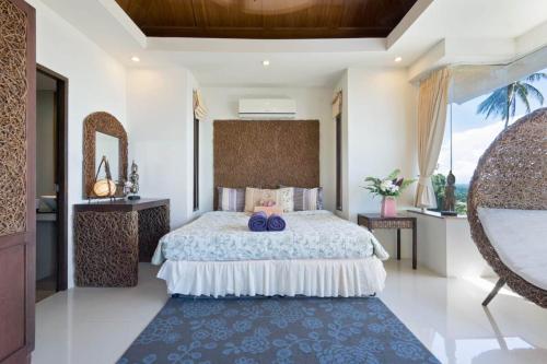 a bedroom with a large bed and a mirror at Villa Liu in Nathon