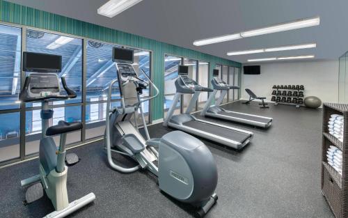 Γυμναστήριο ή/και όργανα γυμναστικής στο Holiday Inn Express & Suites Mississauga-Toronto Southwest by IHG