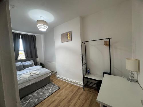 Postel nebo postele na pokoji v ubytování Modern 1 Bedroom Apartment in the heart of Barry, Flat 2