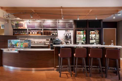 un bar con quattro sgabelli in un ristorante di Courtyard Asheville ad Asheville