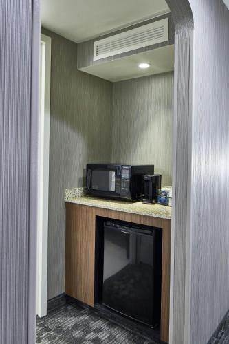 Η κουζίνα ή μικρή κουζίνα στο Courtyard by Marriott Albany Thruway