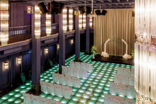 a room with white chairs and a green floor at Hotel Luc, Autograph Collection in Berlin