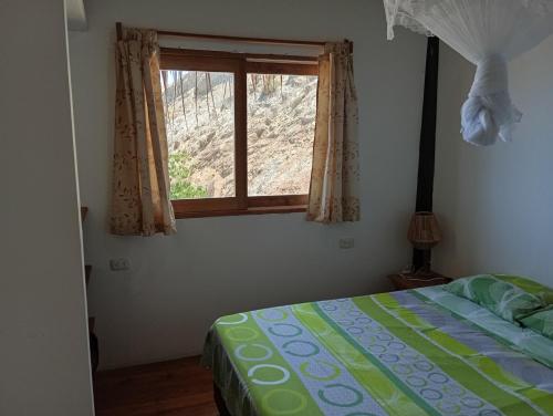 a bedroom with a bed and a window at Departamento 1 dormitorio in Máncora